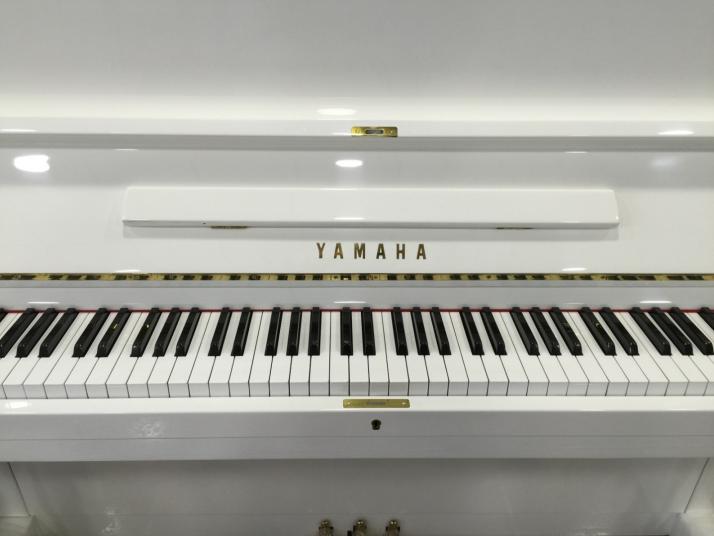 Yamaha U1 Blanco. 121cm. Numero serie inferior al 1.000.000