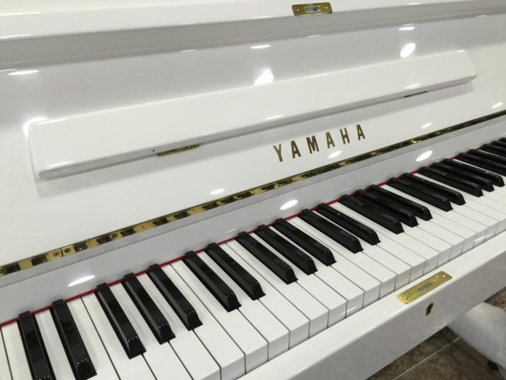 Yamaha U2 Blanco. 126cm. Nº serie entre 700.000-1.000.000.