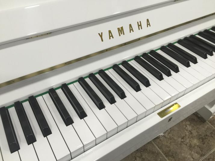 Yamaha U1 Blanco. 121cm. Nº Serie superior 1.000.000.