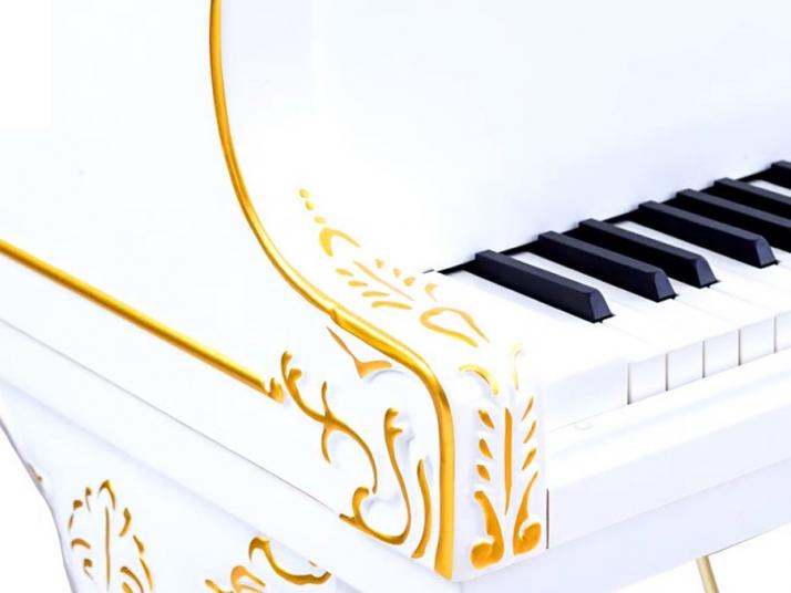 Piano cola Rococo blanco oro 152cm.