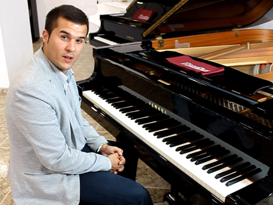 José Ureña Eiras prueba nuestos pianos de Cola Yamaha C5.